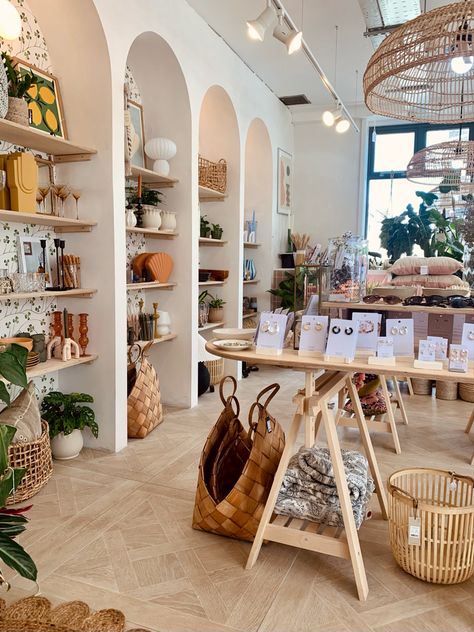 Scandinavian Shop Interior, Shopping Boutique, Retail And Cafe Store Design, Beautiful Stores, Store Retail Design, Home Decor Retail Store Display Ideas, Cute Retail Display, Shelves For Shop, Spool Table Display Ideas