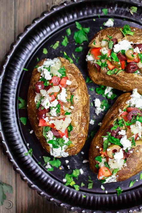 Mediterranean Loaded Baked Potato Recipe | The Mediterranean Dish. Crispy skinned baked potato, so creamy and fluffy on the inside. Topped with Tzatziki sauce, tomatoes, feta, olives and more. A healthier loaded baked potato with tons for flavor! Get the easy recipe on TheMediterraneanDish.com Ideas With Potatoes, Dinner Ideas With Potatoes, Meals With Potatoes, Baked Potato Dinner, Baked Potato Recipe, Cheap Dinner Ideas, The Mediterranean Dish, Potato Dinner, Mediterranean Diet Meal Plan