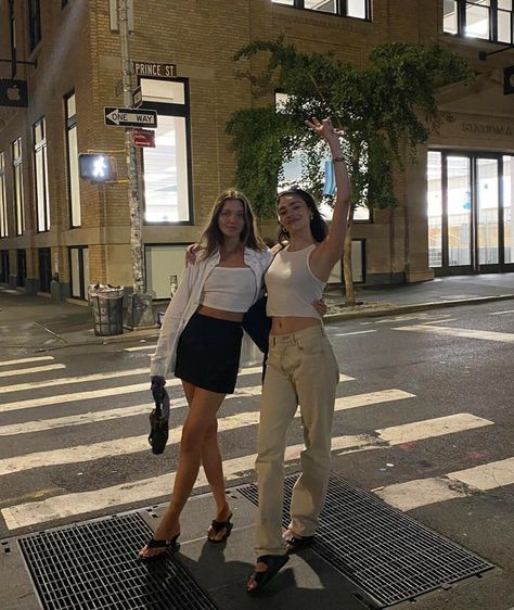 Best Friends Aesthetic, Best Friend Photos, Cute Friend Pictures, Friend Poses, Best Friend Goals, Friend Photoshoot, Best Friend Pictures, Style Streetwear, Insta Photo Ideas