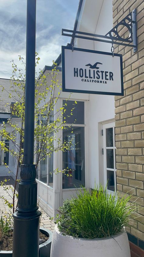 Hollister , aesthetic , store , summer Hollister Aesthetic, Hollister Store, Hollister Shop, Aesthetic Store, Hollister Clothes, Usa Bucket List, Aesthetic London, Aesthetic Stores, London Shopping