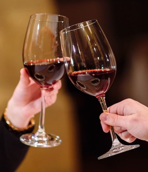 Man and woman drinking red wine. in the ... | Premium Photo #Freepik #photo #wedding #food #people #party Women Drinking Wine, German Wine, Cheers Photo, Bar A Vin, Glass Photography, Red Wine Glasses, Woman Wine, Red Grapes, Wine Time