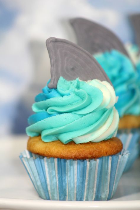 Shark Fin Cupcakes, Shark Cupcakes, Shark Birthday Cakes, Teenager Party, Summer Cupcakes, Ocean Birthday Party, Shark Themed Birthday Party, Funny Shark, Shark Cake