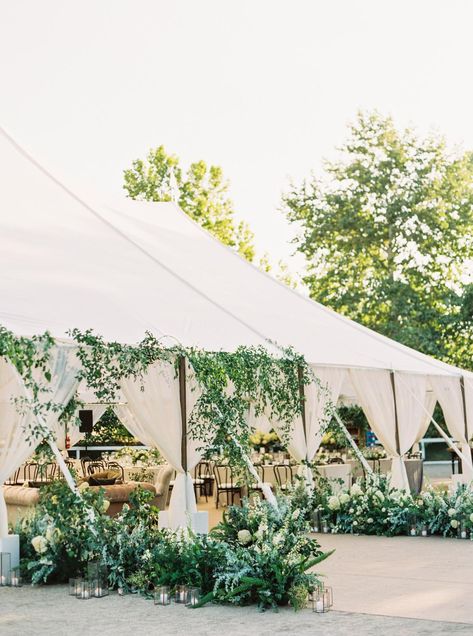 Looking for Wedding Inspiration Thats the Textbook Definition of Timeless? Look No Further. #WeddingInspiration #WeddingDecor #WeddingIdeas #OutdoorWeddings California Desert Wedding, Joshua Tree Wedding, California Garden, Party Catering, Santa Ynez, Classic Garden, Wedding Tent, Kestrel, Marquee Wedding