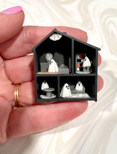 Please read all listing details so you know what you are buying. I have made some new improvements to these kits!  Keep reading Halloween dollhouses for your dollhouse These adorable mini Halloween house kits are quick, easy and fun to put together.  And such a perfect decorative item to place in your dollhouse or make into a magnet for your fridge.  The kit now comes with a family of 5 GLOW in the dark ghosts,  a tiny, empty, black dollhouse that measures just a tad under 1.75 in tall by just a Skeleton Fairy In A Jar, Diy Miniature Halloween Decorations, Halloween At The Library, Diy Mini Halloween Decorations, Mini Halloween House, Cute Halloween Crafts For Adults, Easy Haunted House Ideas, Diy Haunted House Dollhouse, Halloween Dollhouse Diy