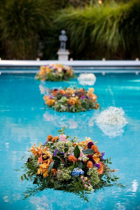 Picture of super bright floral and greenery arrangements floating in the pool will make your outdoor wedding decor veyr impressive Floating Pool Flowers, Backyard Wedding Pool, Floating Flower Arrangements, Pool Wedding, Wedding Backyard Reception, Cheap Wedding Flowers, Greenery Arrangements, Beach Wedding Flowers, Henna Night