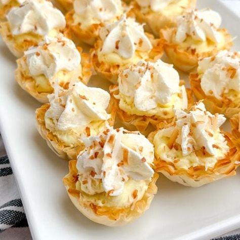 Mini Coconut Cream Pie Recipe - Midwestern Holidays Mini Coconut Pies, Mini Coconut Cream Pies, Coconut Cream Pies, Coconut Cream Pie Easy, Mini Pie Crust, Fast Easy Desserts, Coconut Cream Pie Recipes, Pie Easy, Cream Pies