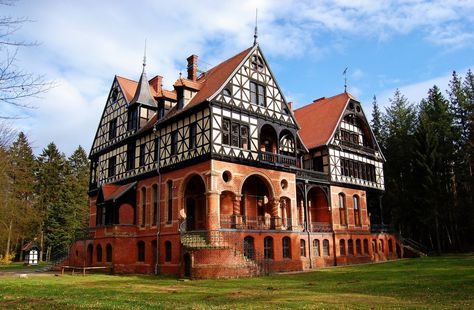 English Mansion, Wattle And Daub, Imperial Hotel, Modern Gothic, Historic Mansion, Hunting Lodge, Modern Mansion, Real Estate Leads, Timber Framing