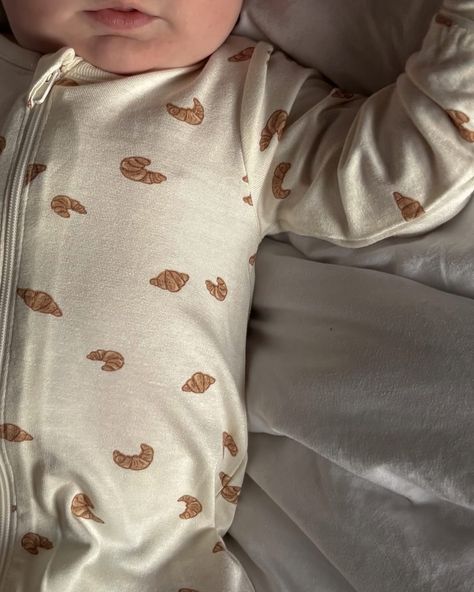 the croissants 🥐😫 New Baby Aesthetic, Babies Aesthetic, Aesthetic Baby, Baby Aesthetic, Baby Beach Pictures, I Want A Baby, New Sibling, Baby Legs, Baby E