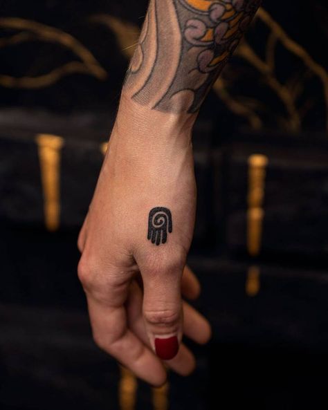 Healing Hand Tattoo, Hand Tattoo Meaning, Hand Tattoo Images, Spiritual Logo, Hands Tattoo, Clever Tattoos, Hand Poked Tattoo, Healing Tattoo, Spiritual Tattoos