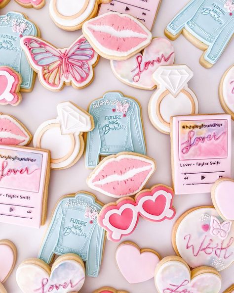 Stefani | The Cookie Lab on Instagram: “I’m literally obsessed with these! Hayley found her lover 💖 ⠀⠀⠀⠀⠀⠀⠀⠀⠀ #swiftie #taylorswift #taylorswiftcookies #lover #lovercookies…” Taylor Swift Birthday Party Ideas, Engagement Cookies, Bridal Cookies, Bridal Shower Inspo, Cookies Sugar, Taylor Swift Party, Bridal Shower Cookies, Taylor Swift Birthday, Bachelorette Themes