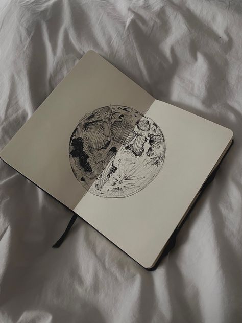 Moon Sketches Aesthetic, Moon Sketch Aesthetic, Drawing Ideas Moon, Moon Drawings Aesthetic, Moon Art Drawing, Drawing Aesthetic Sketchbook, Space Sketches, Moon Sketch, Moon Books