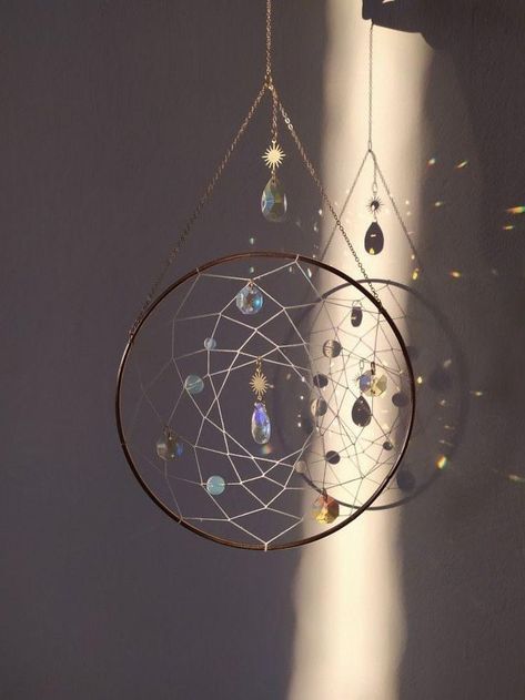 Dreamcatcher Ideas, Crystal Suncatchers Diy, Suncatcher Diy, Dream Catcher Craft, Dream Catcher Diy, Cozy Room Decor, Crystal Suncatchers, Diy Creative Crafts, Garden Art Diy