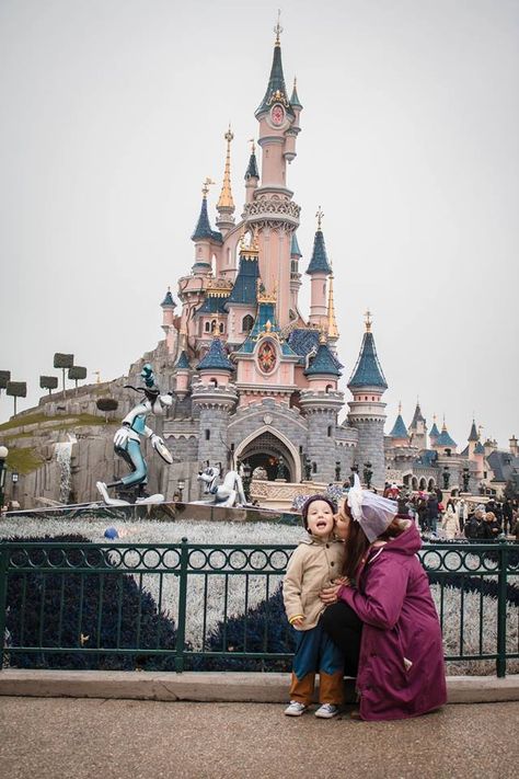 Disneyland Paris Family Photos, Family Photos Disneyland, Disneyland Paris Instagram Pictures, Disneyland Paris Photo Ideas, Disney Siblings, Disneyland Paris Photography, Disneyland Paris Aesthetic, Paris Instagram Pictures, Disney Poses