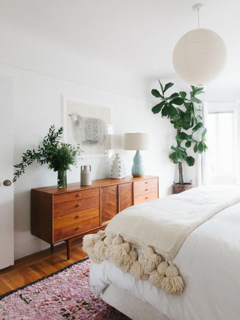 < love that throw > Bohemian Bedrooms, Camera Vintage, Mid Century Modern Bedroom, Interior Vintage, European Home Decor, Clean Bedroom, Retro Home Decor, Modern Bed, Retro Home