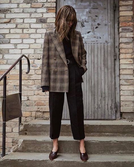 Alt Work Outfits, Brown Plaid Blazer Outfit, Plaid Trousers Outfit, Brown Plaid Blazer, Plaid Blazer Outfit, Japan Outfits, Trouser Outfit, Blazer Outfit, Winter Outfit Inspiration