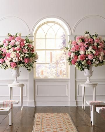 LOVE THIS!!!! love the fullness, the shape, the size! Obviously different colours.. But love this! Urn Centerpiece, Martha Stewart Weddings Flowers, Wedding Peonies, Alter Flowers, Ruangan Studio, Ceremony Arrangement, Flower Board, Wedding Alters, Altar Flowers