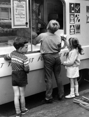 Children Buy Ice Cream From Van Mister Softee, Ice Cream Van, Vintage Ice Cream, Paris Photo, Ice Cream Truck, An Ice Cream, The Good Old Days, Vintage Photography, Old Pictures