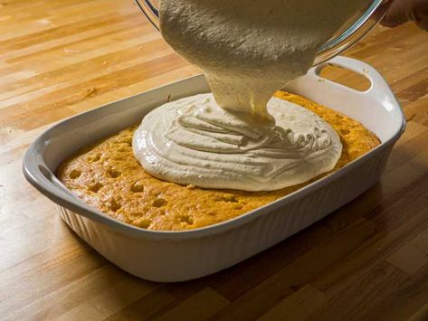 Eggnog Poke Cake, Moist White Cake, Cake Preparation, Tres Leches Cake Recipe, Viral Recipes, Poke Cake Recipes, Custard Cake, Poke Cakes, Tres Leches Cake