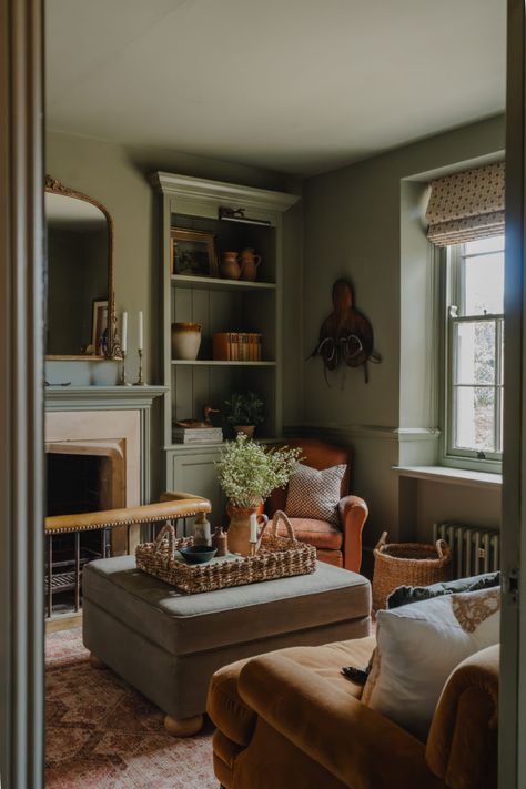 English Terrace House Interior, Tv Snug Room, Countryside House Design, English House Interior, Old English Cottage Interiors, Old English Home, Modern English Cottage, Heckfield Place, English Country Design