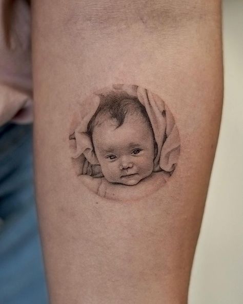 Baby Eyes Tattoo, Micro Detailed Tattoo, Tattoos Portraits, Simple Portrait Tattoo, Tattoo Portrait Ideas, Mini Portrait Tattoo, Micro Portrait Tattoo, Baby Face Tattoo, Mother Portrait Tattoo