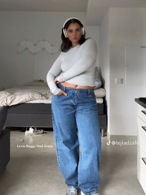 Clothing Styles Midsize, Aesthetic Fit Inspo Mid Size, Winter Clothes Midsize, 210 Pounds Woman, Medium Size Winter Outfits, Mid Size Fashion Going Out, Low Rise Plus Size Outfit, Plus Size Outfits For College, Outfits Mid Size Women