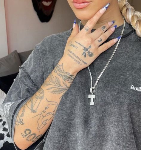 Full Hand Tattoo Women, Tattoos For Masculine Women, Tatted Up Woman, Arm Sleeve Aesthetic, Girly Half Sleeve Tattoos, Tattoo Ideas Female Grunge, Girly Sleeve Tattoo Ideas, Tattoo Ideas Female Words, Dope Tattoos For Women Arm