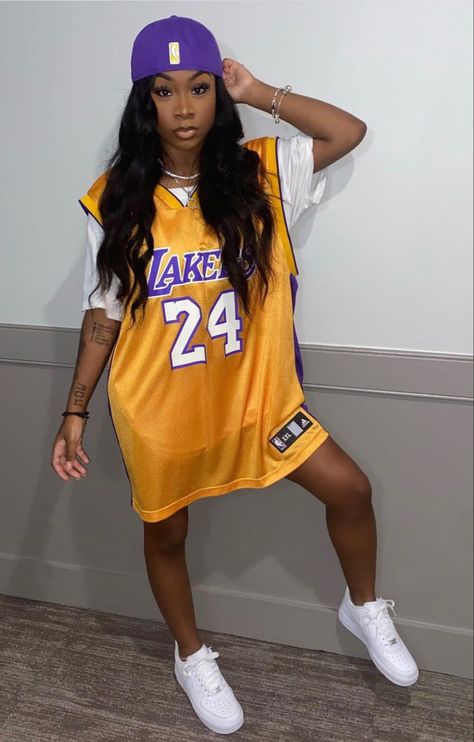 90s Jersey Outfit Women, 90s Theme Party Outfit Women, Nba Jersey Outfit, Jerseys Outfit, Sports Jersey Outfit, Jersey Dress Outfit, Lakers Outfit, 90s Themed Outfits, 90s Theme Party Outfit