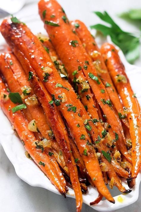 Honey garlic butter roasted carrots are so easy to make and delicious! The perfect side for a weeknight meal or a holiday crowd. Butter Roasted Carrots, Thanksgiving Recipes Side Dishes Veggies, Roasted Carrots Recipe, Honey Roasted Carrots, Thanksgiving Food Sides, Thanksgiving Recipes Side Dishes, Cooked Carrots, Slim Fast, Carrot Recipes