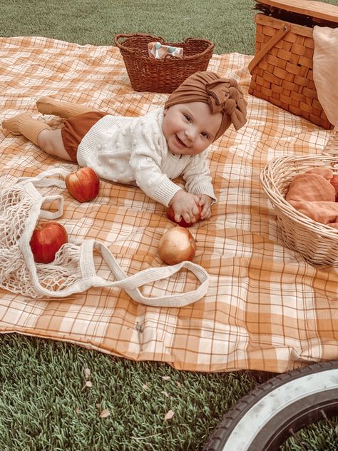 Fall Baby Pictures, Toddler Portraits, Picnic Pictures, Family Photos With Baby, Fall Picnic, Baby Pictures Newborn, Thanksgiving Baby, Plaid Baby