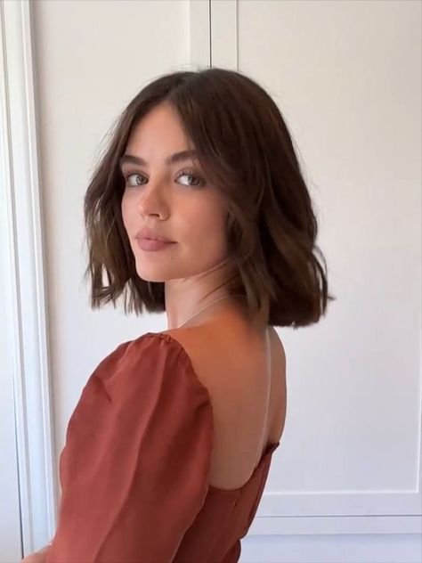 London Bob Haircut, Supermodel Bob Haircut, Short Hair With Movement, Hailey Bob Hair, Short Hair Inspo For Round Faces, Bob With Movement, Brunette Bob Round Face, Natural 90s Bob, Old Money Bob Brunette