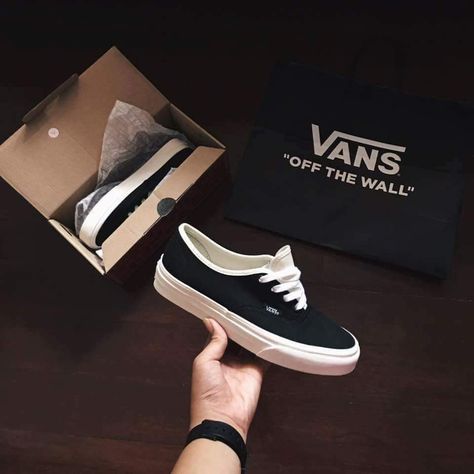 Vans authentic black bone Vans Authentic Black, Vans Authentic Shoes, Mens Vans Shoes, Tenis Vans, Nike Boots, Black Nike Shoes, Fotografi Digital, Black Men Street Fashion, Men Fashion Casual Shirts