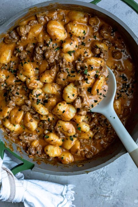 This easy Hamburger Helper Gnocchi recipe is an easy one pot dinner that will remind you of your childhood favorite! All the flavors of a delicious cheeseburger can be found in this rich Hamburger Helper recipe - elevated with fresh ingredients! Hamburger Helper Recipe, Hamburger Helper Recipes, Fast Meals, Gnocchi Recipe, Easy Hamburger, Homemade Hamburgers, Hamburger Helper, One Pot Dinner, Fall Cooking