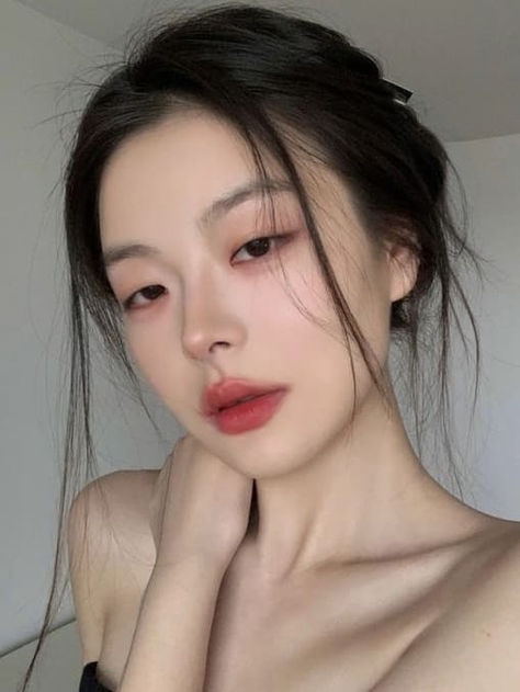 Korean soft makeup look: subtle, natural reds matte Monolid Eye Makeup, Soft Natural Makeup, Monolid Makeup, Romantic Makeup, Mekap Mata, Peach Makeup, Soft Makeup Looks, Subtle Makeup, Korean Eye Makeup