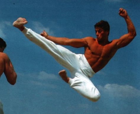 Jean Claude Van Damme doing a flying side kick :) Male Action Poses, Hard Motivation, 80's Movies, Karate Kick, Jean Claude Van Damme, Ripped Body, Johnny Cage, Van Damme, Dc Comics Characters