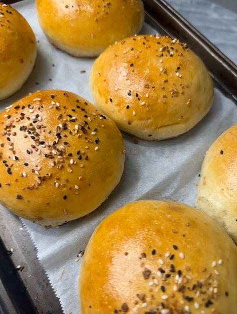 Easy Hamburger Bun Recipe Yeast Burger Buns, Hamburger Bun Recipe No Egg, Easy Burger Buns, Easy Hamburger Buns, Buns Recipe Easy, Homemade Burger Buns, Burger Buns Recipe, Hamburger Bun Recipe, Homemade Hamburger Buns