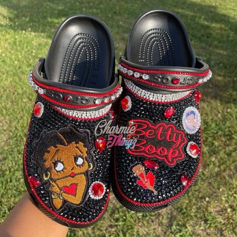 Cute Crocs Shoes Design, Diy Croc Design, Personalized Crocs Shoes, Crocs Shoes Design Ideas, Customized Crocs Ideas, Custom Crocs For Men, Custom Bubble Slides, Crocs Diy Ideas, Bling Out Crocs