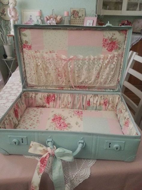 ~Shabby Suitcase Makeover~ - Perfect project for those old vintage cases. From drab to shab! This project was a labour of love because the su Shabby Chic Romantico, Camera Shabby Chic, Shabby Chic Diy Projects, Muebles Shabby Chic, Decoration Shabby, Shabby Chic Living, Shabby Chic Room, Chic Bedding, Romantic Shabby Chic