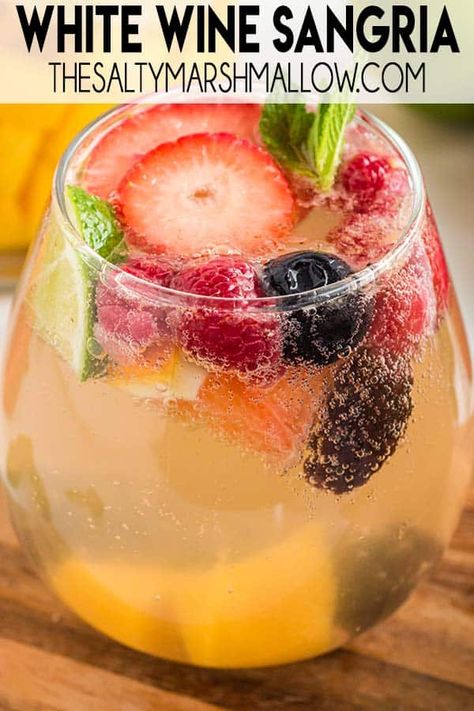 Wine Fruit Drink, Best Sangria Recipe White, White Sangria Recipe Easy Summer, White Sangria Recipe Easy, Wine Recipes Cocktails, Spring Sangria Recipes, Best White Sangria Recipe, Easy White Sangria, Summer Sangria Recipes