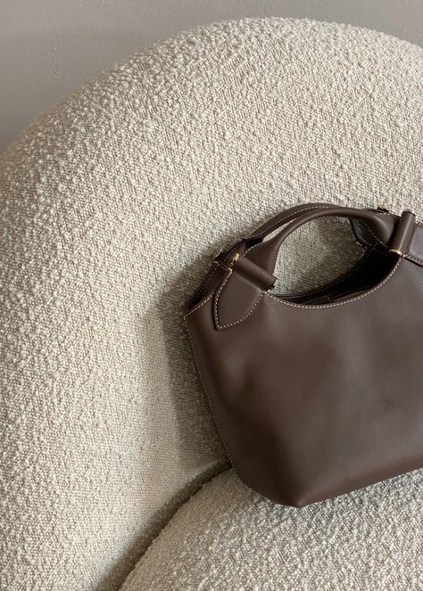 Beige Aesthetic Fashion, Fashion Editorial Photography, Photography Bags, Coffee Shop Aesthetic, Aesthetic Bags, Collections Photography, Photo Bag, It Bag, Handbag Organization