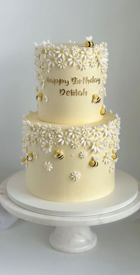 Cakes For Celebrations, Wedding Cakes With Daisies, Bee Buttercream Cake, Cake Bee Design, Flower Cake Yellow, Daisy Inspired Cake, Birthday Cake With Daisy Flowers, Cute Flower Cake Ideas, Daisy Flower Cake Design