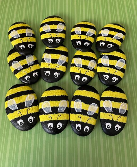 Bee Rocks, Home Decor Garden, Hand Painted Stones, Bee Gifts, Bee Art, Kindness Rocks, Dot Art Painting, Beautiful Rocks, Natural Rock