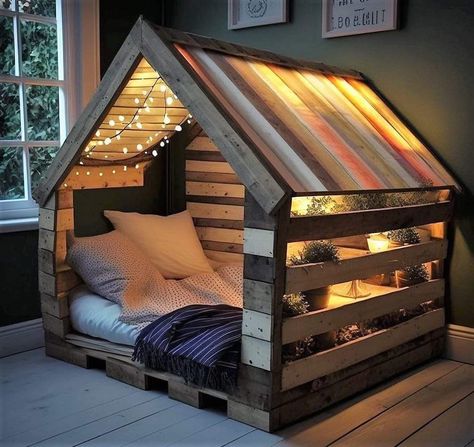 Pallet Toddler Bed, Kids Pallet Bed, Diy Toddler Bed, Western Bedroom Decor, Pallet House, Pallet Bed, Pallet Furniture Bedroom, Kids Room Design, Diy Pallet Furniture