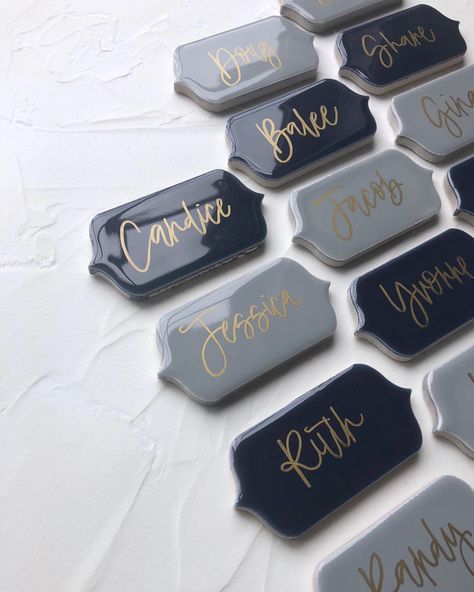 Cricut Name Cards, Ceramic Place Cards, Tile Place Cards, Name Tags Ideas, Princess Dinner, Place Card Design, Diy Place Settings, Slate Wedding, Burgundy Wedding Theme