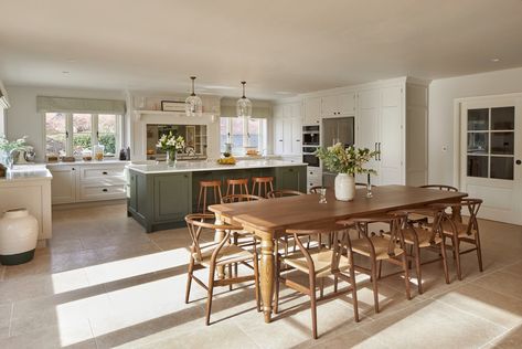 Luke McHardy & Co Open Plan Kitchen Dining Living, Open Plan Kitchen Diner, Country Kitchen Designs, Open Plan Kitchen Dining, Open Plan Kitchen Living Room, Kitchens Luxury, Dream Kitchens Design, Kitchen Dining Living, Luxury Interiors