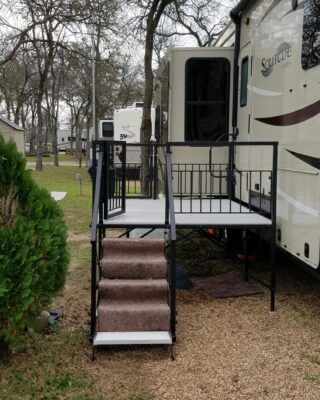 Portable Rv Deck, Diy Rv Porch, Rv Front Door Ideas, Rv Steps Ideas Diy, Diy Rv Deck, Rv Decks Porches, Rv Porches And Decks, Rv Porches And Decks Diy, Camper Porch Ideas