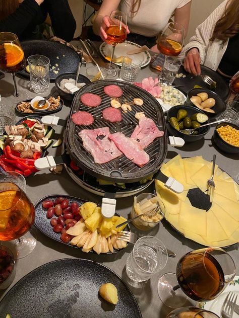 Raclette Party Decoration, Raclette Aesthetic, Table Raclette, Raclette Night, French Dinner Party, Raclette Ideas, New Year Dishes, Raclette Dinner Party, Dinner Party Buffet