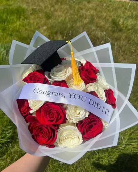 Example of a 24 stem Red & White rose bouquet! Place those graduation orders! 🎓 Don’t show up empty handed 💐🫶🏼 Dm @lilyyscreations for an estimate/quote! Customized bouquets are welcomed! 🤍🎓 24 Rose Bouquet, Graduate Flower Bouquet, Graduation Bouquet Ideas Flowers, Bouquet Of Flowers For Graduation, Bouquet Of Flowers Graduation, Graduation Roses Bouquet, Graduation Flowers Bouquet Ideas, Grad Bouquet Ideas, Graduation Bouquet Ideas