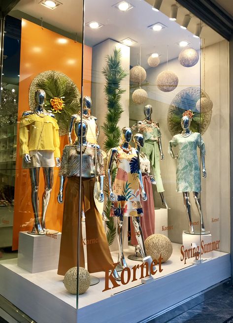 Vitrin Shop Design, Small Boutique Interior, Clothing Boutique Decor, Boutique Window Displays, Fashion Store Design, Window Display Retail, Clothing Store Displays, Retail Design Display, Retail Store Interior Design