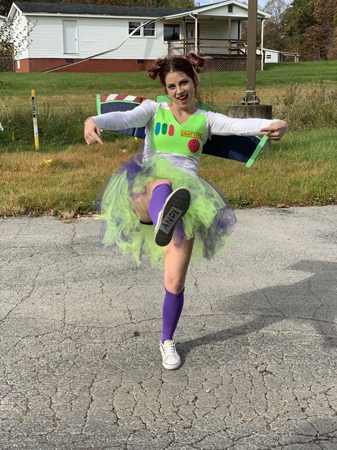 Buzzlight Year Halloween Costumes Women, Buzz Light Year Diy Costume, Woody Buzz Costume, Buzz Halloween Costume Women, Buzzlight Year Costume Woman, Buz Lighter Costume, Cute Buzz Lightyear Costume, Female Buzz Lightyear Costume, Buzz Costume Women