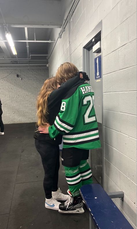 Hockey Bf Aesthetic, Hockey Girlfriend Aesthetic, Ice Hockey Boyfriend, Cute Hockey Couples, Hockey Girlfriend Outfits, Hockey Boyfriend Aesthetic, Hockey Relationship, Hockey Couple Goals, Nhl Wag